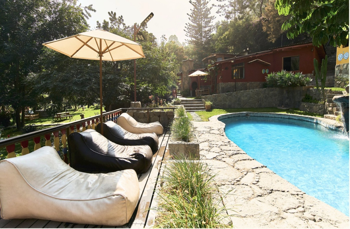 Zona de descanso junto a la piscina